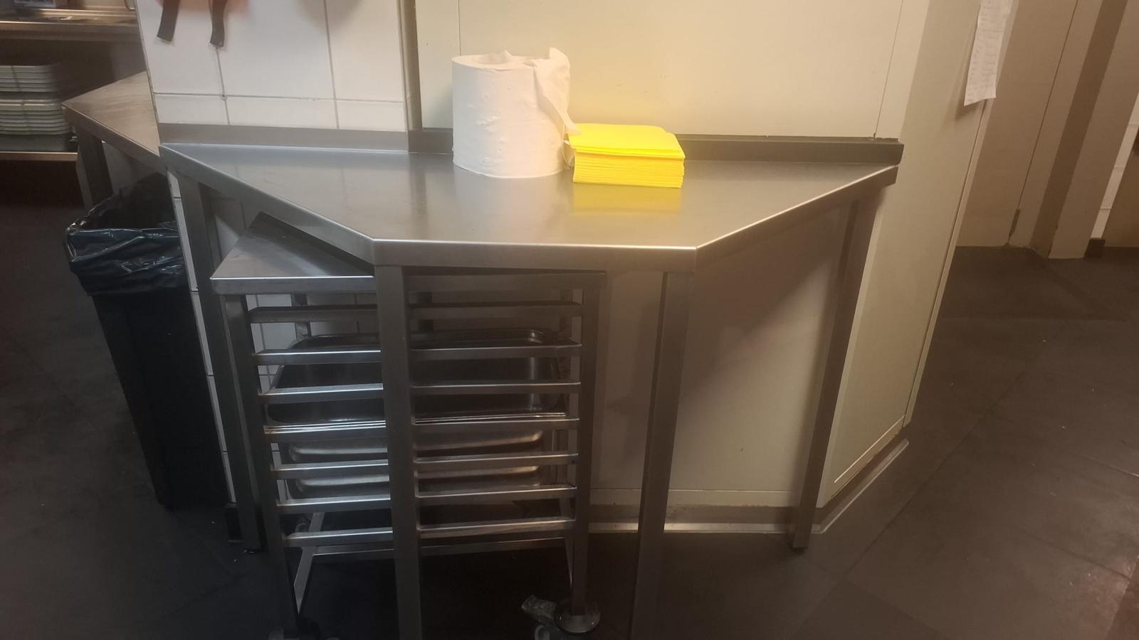 Spiegelschoon RVS werktafel na dieptereiniging
