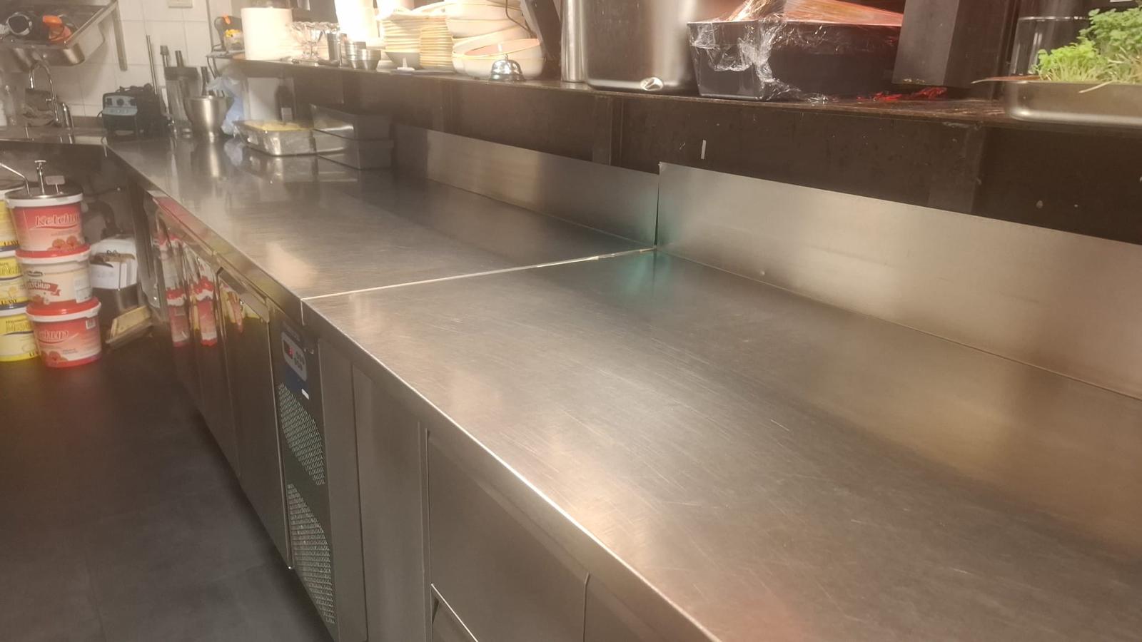 Dieptereiniging horecakeuken - schoongemaakte RVS werkbladen