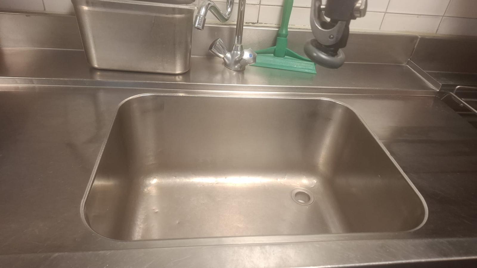 Glanzend schone RVS spoelbak na dieptereiniging